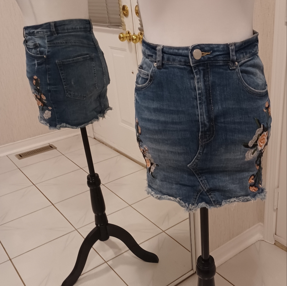 4/$80 Blue Floral Distressed Jean Skirt - Size XS